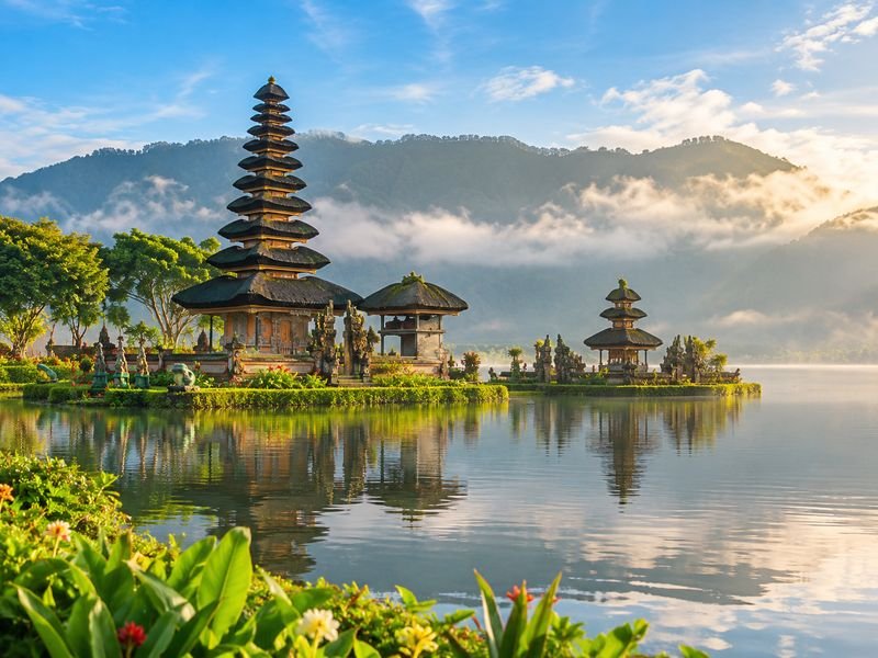 Ulun Danu Beratan Temple beside the lake on a Jatiluwih tour itinerary